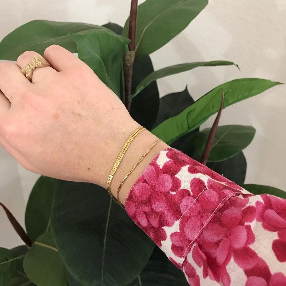 Dead stock 90s thin gold bracelet
